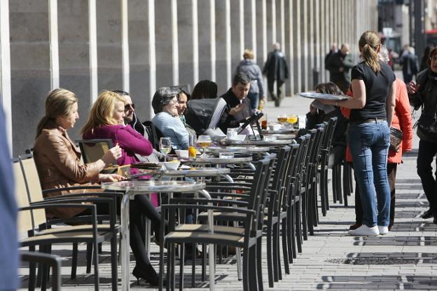 Imagen de archivo de una animada terraza en la céntrica calle Gran Vía. :: justo rodríguez