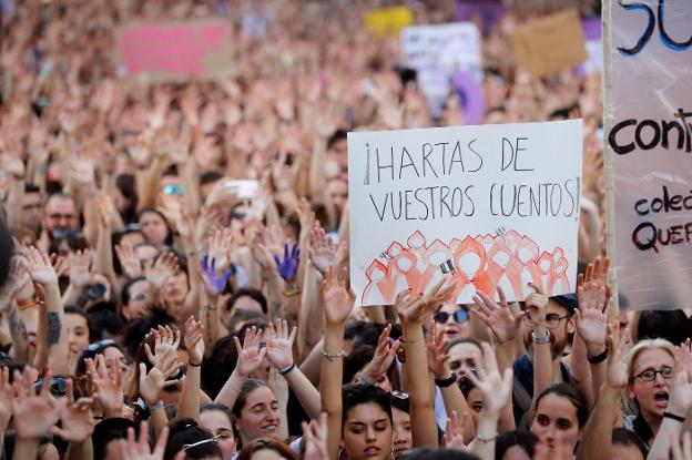 Una imagen de la manifestación celebrada ayer en Madrid ante el Ministerio de Justicia. :: Juan Carlos Hidalgo / efe
