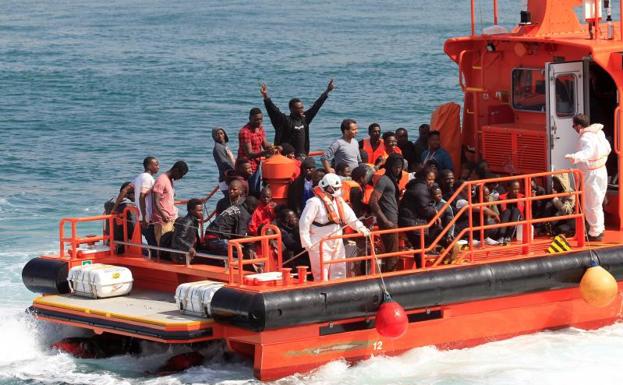 Inmigrantes rescatados cerca de las costas de Cádiz.