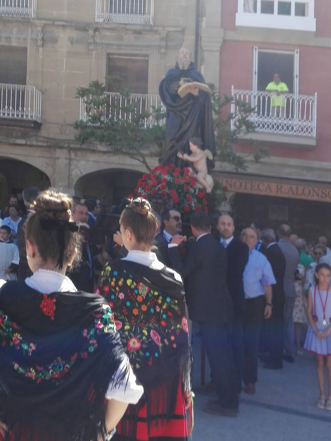 Bajo un calor de justicia las fiestas de Haro siguen desgranando el programa con la procesión y la misa de San Felices que ha oficiado el obispo de la diócesis y en la que han participado los miembros de la Coral Polifónica local.