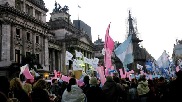 Manifestantes en las calles de Buenos Aires se manifiestan por la legalización del aborto. :: maría Guillén