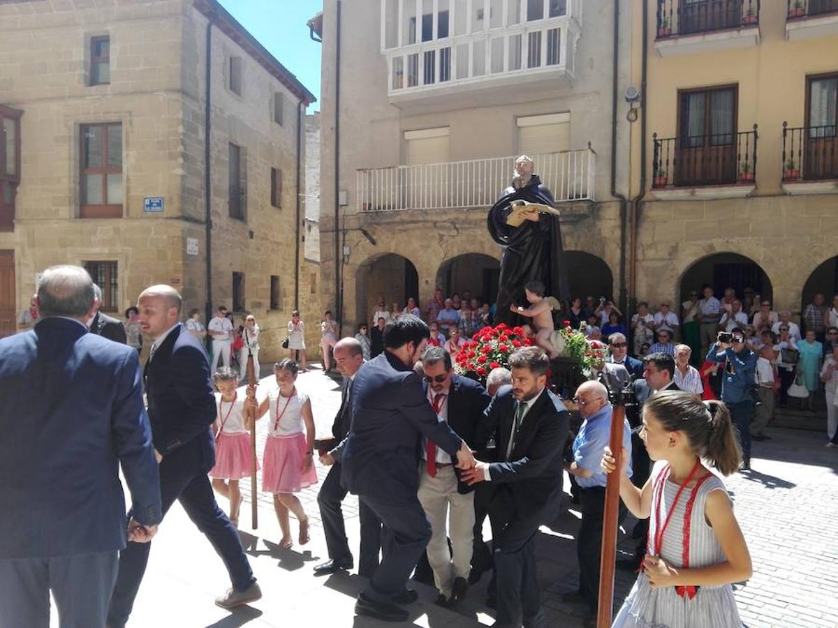 Bajo un calor de justicia las fiestas de Haro siguen desgranando el programa con la procesión y la misa de San Felices que ha oficiado el obispo de la diócesis y en la que han participado los miembros de la Coral Polifónica local.