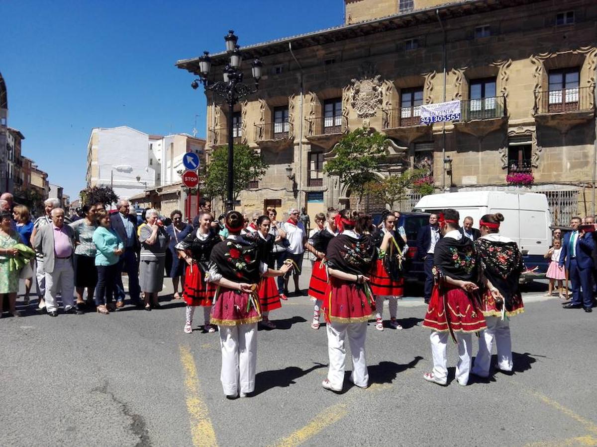 Bajo un calor de justicia las fiestas de Haro siguen desgranando el programa con la procesión y la misa de San Felices que ha oficiado el obispo de la diócesis y en la que han participado los miembros de la Coral Polifónica local.