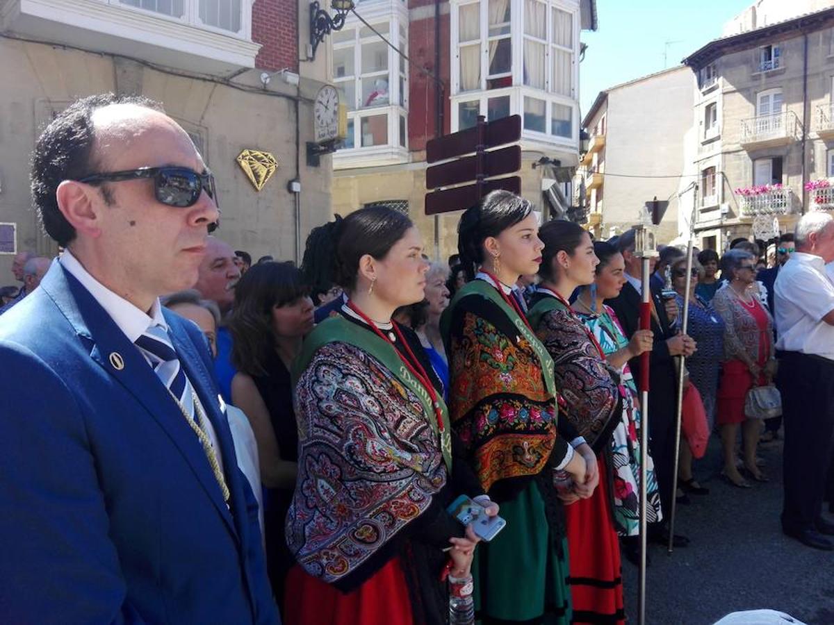 Bajo un calor de justicia las fiestas de Haro siguen desgranando el programa con la procesión y la misa de San Felices que ha oficiado el obispo de la diócesis y en la que han participado los miembros de la Coral Polifónica local.