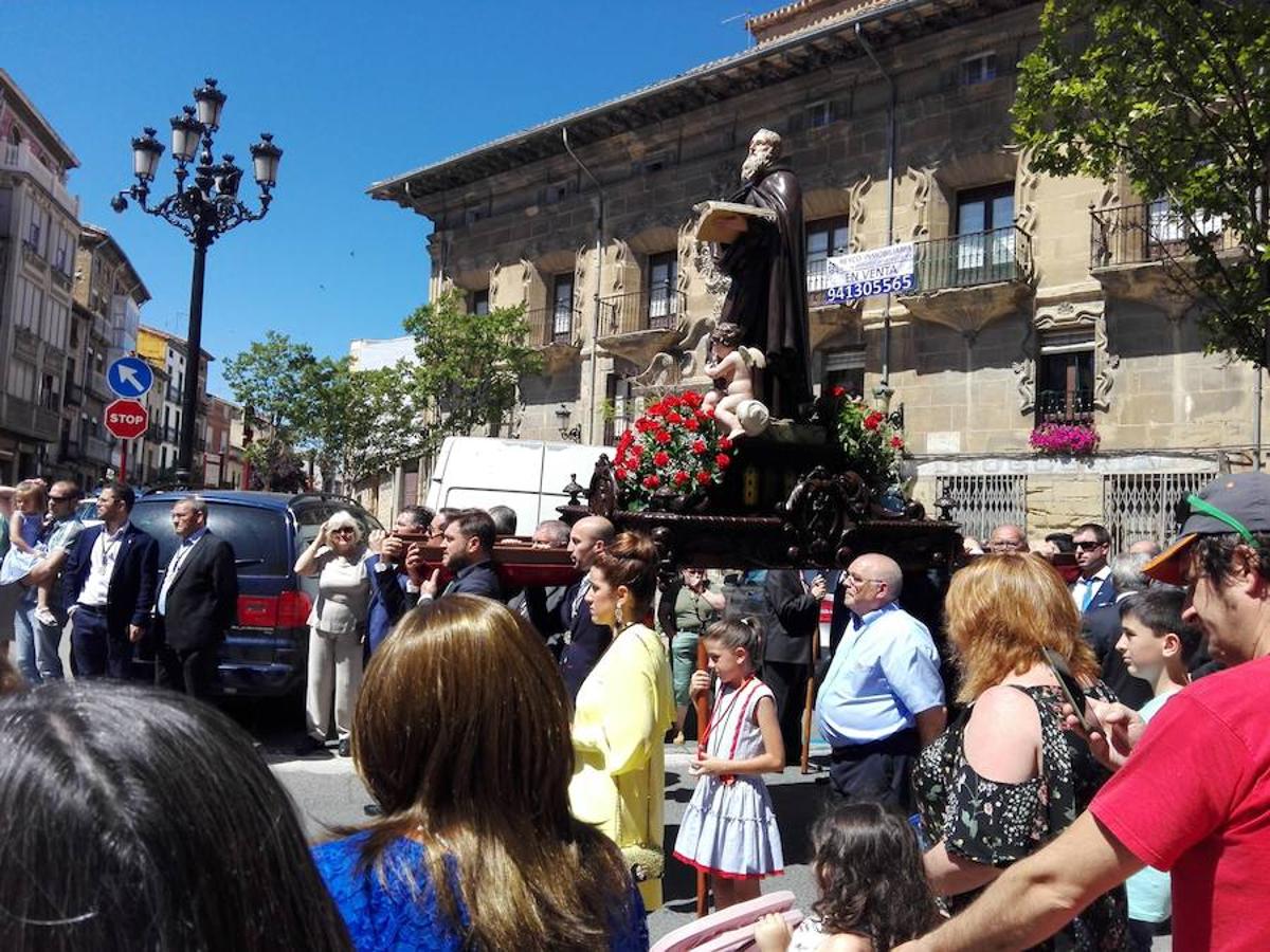 Bajo un calor de justicia las fiestas de Haro siguen desgranando el programa con la procesión y la misa de San Felices que ha oficiado el obispo de la diócesis y en la que han participado los miembros de la Coral Polifónica local.