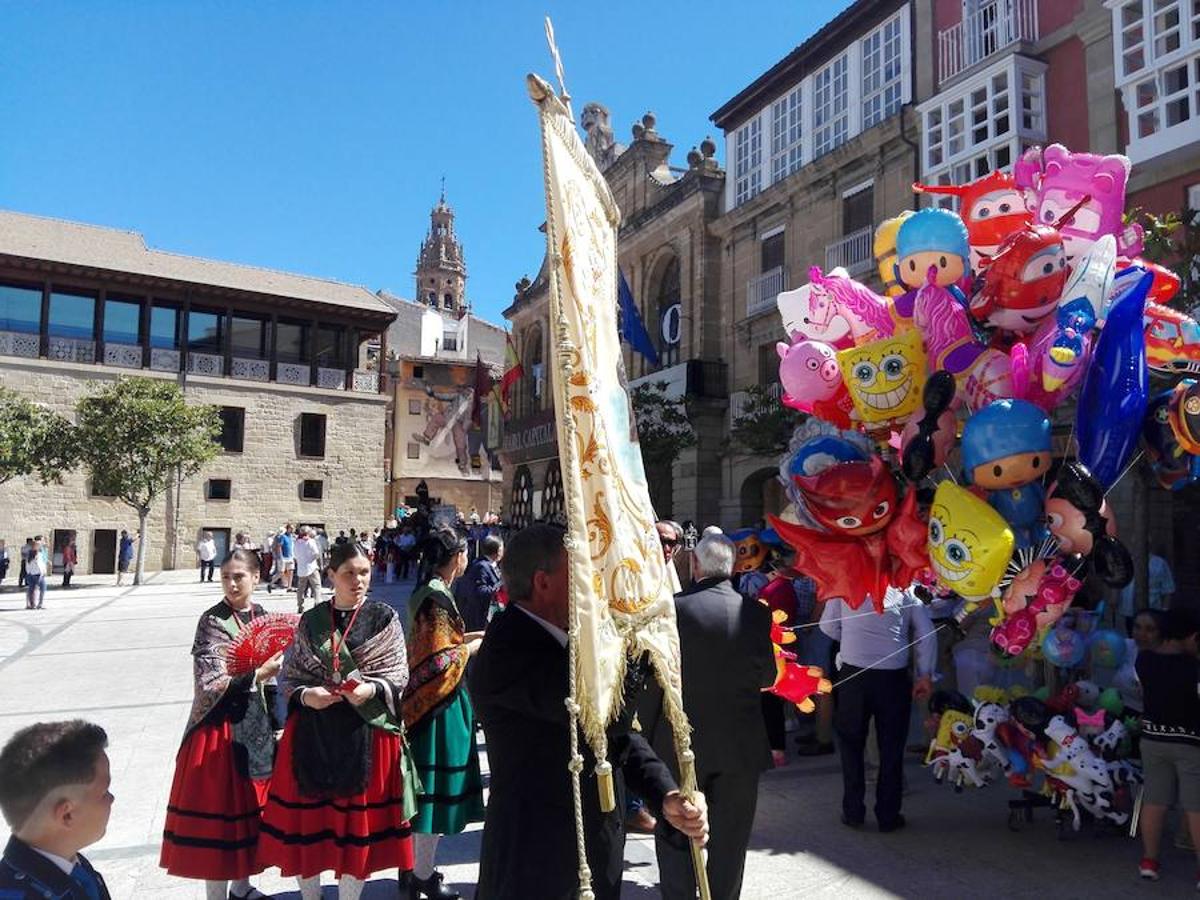 Bajo un calor de justicia las fiestas de Haro siguen desgranando el programa con la procesión y la misa de San Felices que ha oficiado el obispo de la diócesis y en la que han participado los miembros de la Coral Polifónica local.