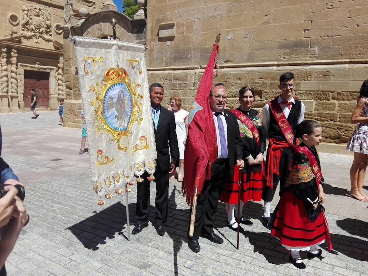 Bajo un calor de justicia las fiestas de Haro siguen desgranando el programa con la procesión y la misa de San Felices que ha oficiado el obispo de la diócesis y en la que han participado los miembros de la Coral Polifónica local.