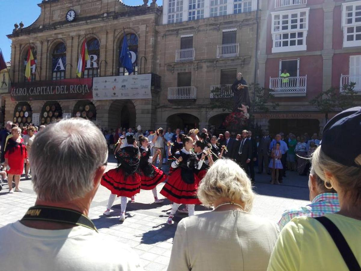 Bajo un calor de justicia las fiestas de Haro siguen desgranando el programa con la procesión y la misa de San Felices que ha oficiado el obispo de la diócesis y en la que han participado los miembros de la Coral Polifónica local.