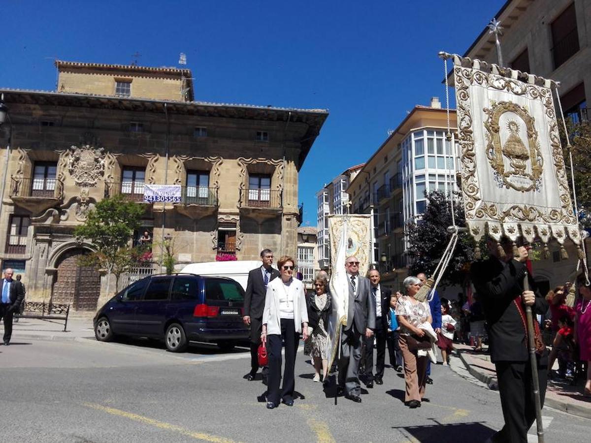 Bajo un calor de justicia las fiestas de Haro siguen desgranando el programa con la procesión y la misa de San Felices que ha oficiado el obispo de la diócesis y en la que han participado los miembros de la Coral Polifónica local.