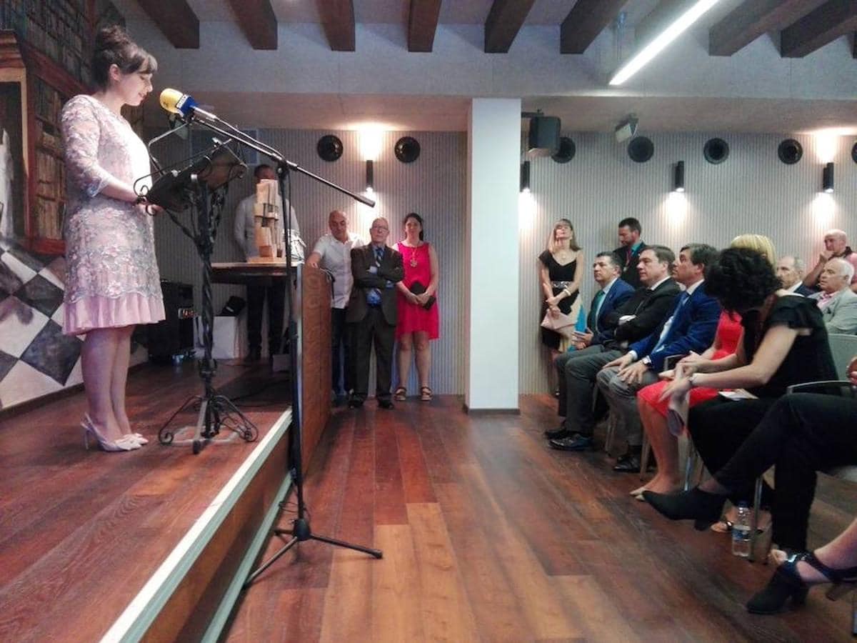 Entrega del Premio Jarrerismo a María Vargas en el salón del Palacio de Bendaña.