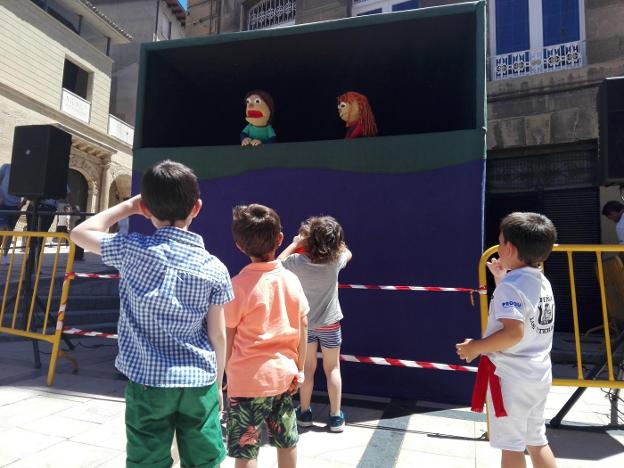   Teatro. La plaza de Juan García Gato acoge funciones de teatro infantil.