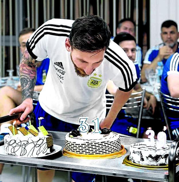 Messi cumplió 31 años el domingo y lo celebró con sus compañeros de selección :: reuters