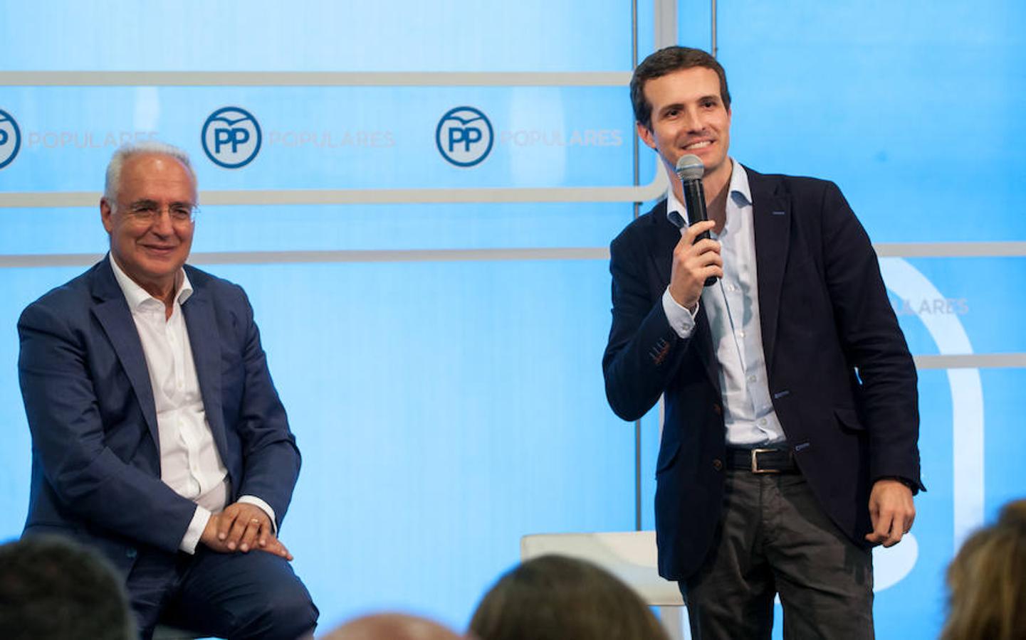 Pablo Casado ha participado en un acto con militantes del PP riojano en el que ha estado acompañado el presidente del partido en La Rioja. El candidato a suceder a Rajoy como cabeza visible del Partido Popular ha expuesto sus planes para el partido.