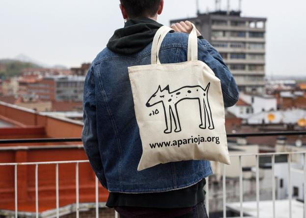 La iniciativa incluye la venta, por 5 euros, de bolsas de tela con el logo de la campaña. :: C.F.