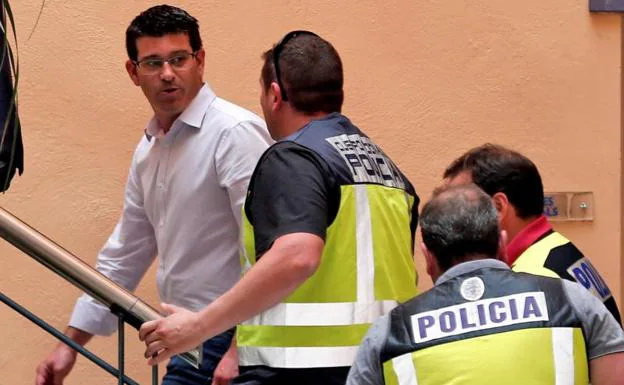 Jorge Rodríguez llega al ayuntamiento custodiado por agentes de la UDEF.