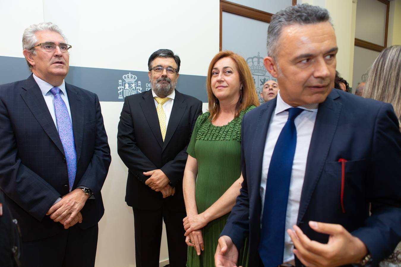 El nuevo delegado del Gobierno ha tomado posesión esta mañana en el edificio del Muro de la Mata de Logroño con toda una declaración de principios. «Yo amo a España», ha proclamado el socialista José Ignacio Pérez Sáenz, en la fase inicial de su intervención, ante un auditorio formado por una nutrida representación de la sociedad riojana, con el presidente José Ignacio Ceniceros a la cabeza, y repleto de militantes y altos cargos del PSOE, algunos de los cuales compartieron quehaceres con el titular de la Delegación del Gobierno cuando dominaba el otro palacete del Espolón, el de la Administración regional.