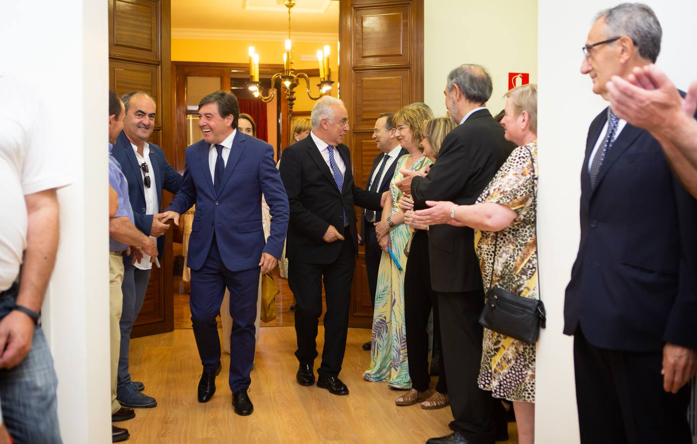 El nuevo delegado del Gobierno ha tomado posesión esta mañana en el edificio del Muro de la Mata de Logroño con toda una declaración de principios. «Yo amo a España», ha proclamado el socialista José Ignacio Pérez Sáenz, en la fase inicial de su intervención, ante un auditorio formado por una nutrida representación de la sociedad riojana, con el presidente José Ignacio Ceniceros a la cabeza, y repleto de militantes y altos cargos del PSOE, algunos de los cuales compartieron quehaceres con el titular de la Delegación del Gobierno cuando dominaba el otro palacete del Espolón, el de la Administración regional.