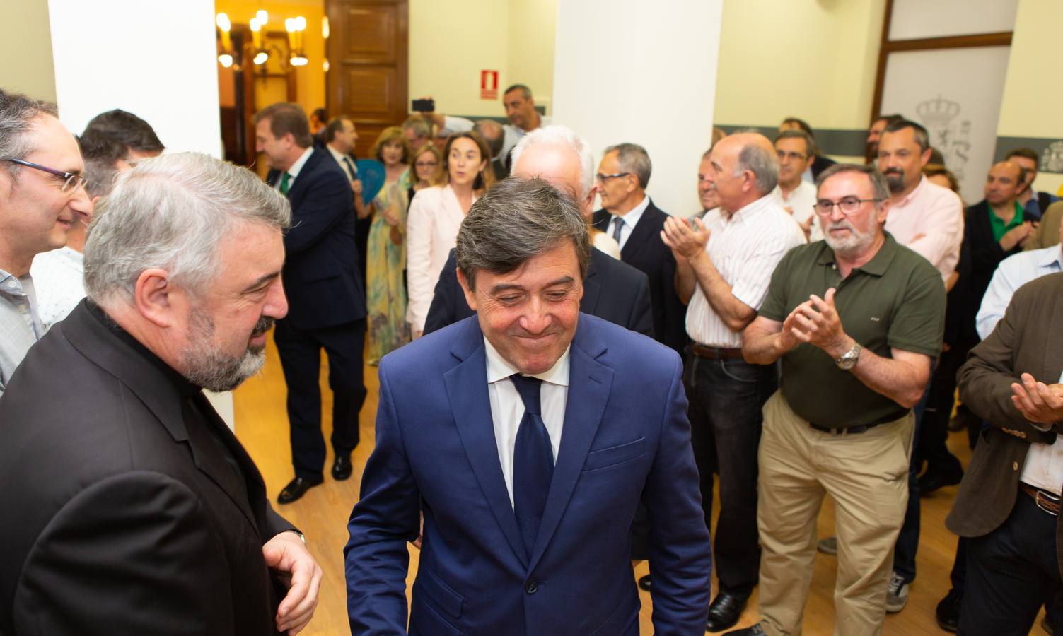 El nuevo delegado del Gobierno ha tomado posesión esta mañana en el edificio del Muro de la Mata de Logroño con toda una declaración de principios. «Yo amo a España», ha proclamado el socialista José Ignacio Pérez Sáenz, en la fase inicial de su intervención, ante un auditorio formado por una nutrida representación de la sociedad riojana, con el presidente José Ignacio Ceniceros a la cabeza, y repleto de militantes y altos cargos del PSOE, algunos de los cuales compartieron quehaceres con el titular de la Delegación del Gobierno cuando dominaba el otro palacete del Espolón, el de la Administración regional.