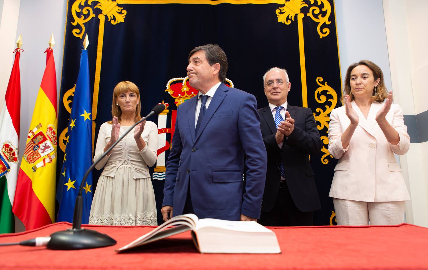 El nuevo delegado del Gobierno ha tomado posesión esta mañana en el edificio del Muro de la Mata de Logroño con toda una declaración de principios. «Yo amo a España», ha proclamado el socialista José Ignacio Pérez Sáenz, en la fase inicial de su intervención, ante un auditorio formado por una nutrida representación de la sociedad riojana, con el presidente José Ignacio Ceniceros a la cabeza, y repleto de militantes y altos cargos del PSOE, algunos de los cuales compartieron quehaceres con el titular de la Delegación del Gobierno cuando dominaba el otro palacete del Espolón, el de la Administración regional.