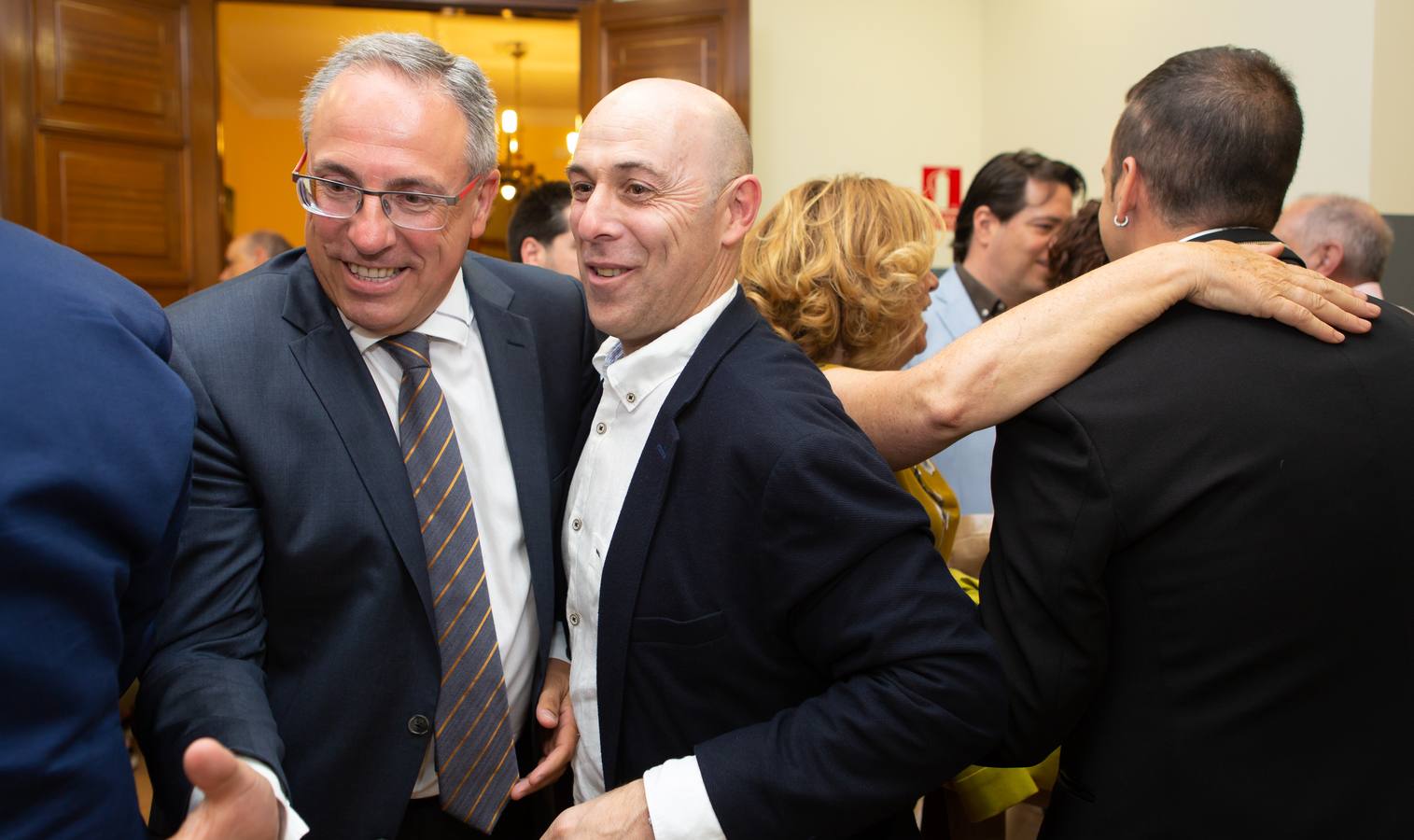 El nuevo delegado del Gobierno ha tomado posesión esta mañana en el edificio del Muro de la Mata de Logroño con toda una declaración de principios. «Yo amo a España», ha proclamado el socialista José Ignacio Pérez Sáenz, en la fase inicial de su intervención, ante un auditorio formado por una nutrida representación de la sociedad riojana, con el presidente José Ignacio Ceniceros a la cabeza, y repleto de militantes y altos cargos del PSOE, algunos de los cuales compartieron quehaceres con el titular de la Delegación del Gobierno cuando dominaba el otro palacete del Espolón, el de la Administración regional.