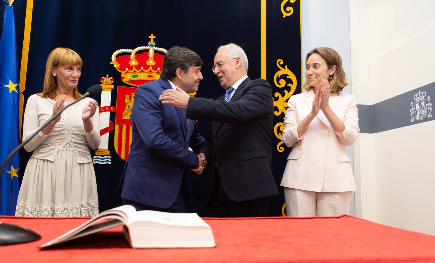 El nuevo delegado del Gobierno ha tomado posesión esta mañana en el edificio del Muro de la Mata de Logroño con toda una declaración de principios. «Yo amo a España», ha proclamado el socialista José Ignacio Pérez Sáenz, en la fase inicial de su intervención, ante un auditorio formado por una nutrida representación de la sociedad riojana, con el presidente José Ignacio Ceniceros a la cabeza, y repleto de militantes y altos cargos del PSOE, algunos de los cuales compartieron quehaceres con el titular de la Delegación del Gobierno cuando dominaba el otro palacete del Espolón, el de la Administración regional.