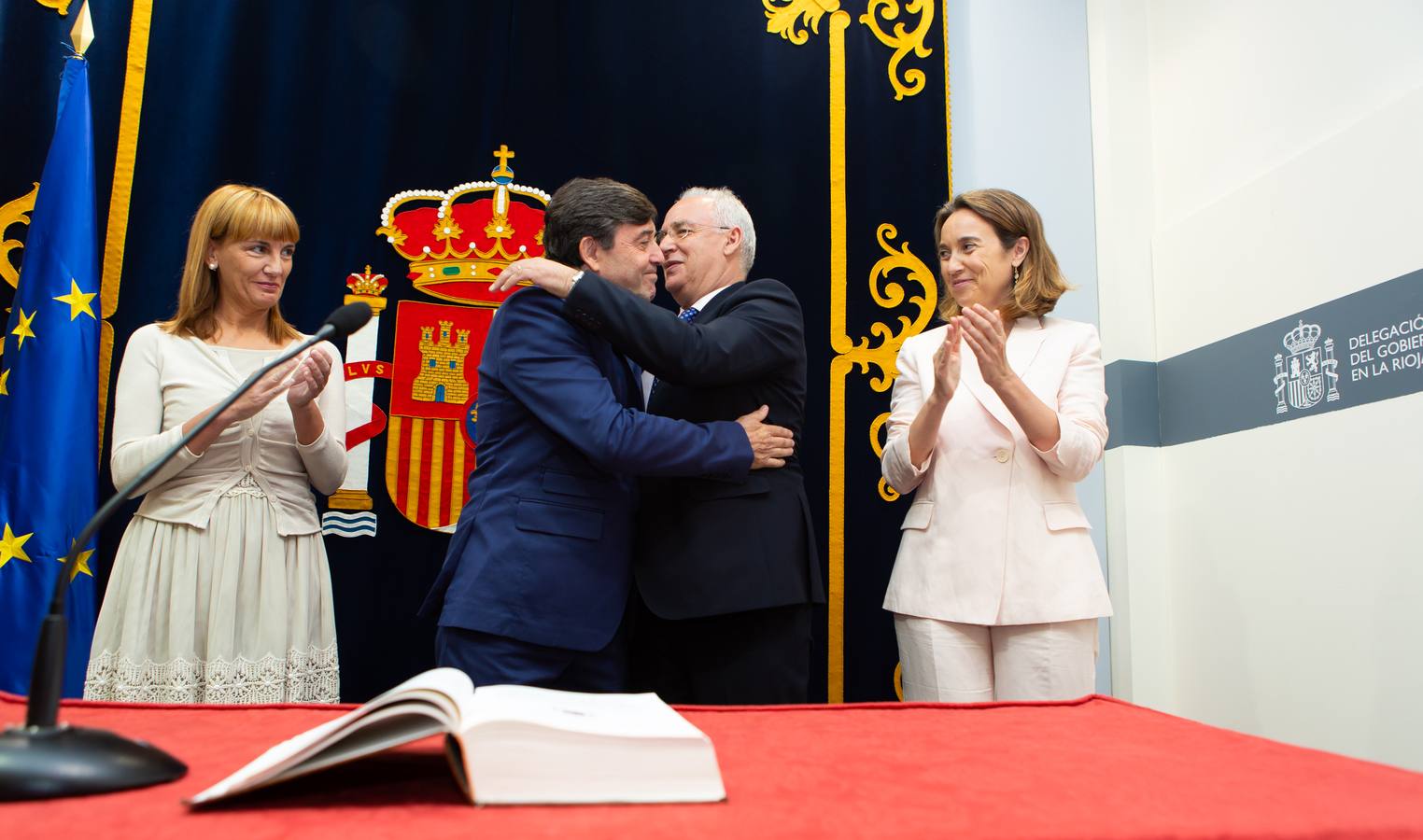 El nuevo delegado del Gobierno ha tomado posesión esta mañana en el edificio del Muro de la Mata de Logroño con toda una declaración de principios. «Yo amo a España», ha proclamado el socialista José Ignacio Pérez Sáenz, en la fase inicial de su intervención, ante un auditorio formado por una nutrida representación de la sociedad riojana, con el presidente José Ignacio Ceniceros a la cabeza, y repleto de militantes y altos cargos del PSOE, algunos de los cuales compartieron quehaceres con el titular de la Delegación del Gobierno cuando dominaba el otro palacete del Espolón, el de la Administración regional.