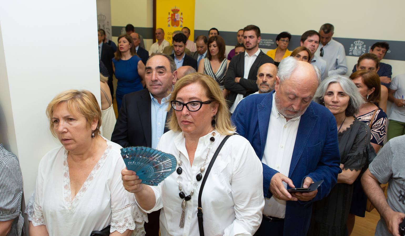 El nuevo delegado del Gobierno ha tomado posesión esta mañana en el edificio del Muro de la Mata de Logroño con toda una declaración de principios. «Yo amo a España», ha proclamado el socialista José Ignacio Pérez Sáenz, en la fase inicial de su intervención, ante un auditorio formado por una nutrida representación de la sociedad riojana, con el presidente José Ignacio Ceniceros a la cabeza, y repleto de militantes y altos cargos del PSOE, algunos de los cuales compartieron quehaceres con el titular de la Delegación del Gobierno cuando dominaba el otro palacete del Espolón, el de la Administración regional.