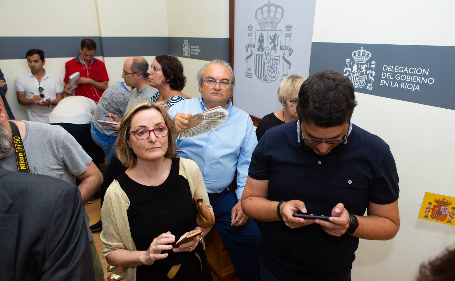 El nuevo delegado del Gobierno ha tomado posesión esta mañana en el edificio del Muro de la Mata de Logroño con toda una declaración de principios. «Yo amo a España», ha proclamado el socialista José Ignacio Pérez Sáenz, en la fase inicial de su intervención, ante un auditorio formado por una nutrida representación de la sociedad riojana, con el presidente José Ignacio Ceniceros a la cabeza, y repleto de militantes y altos cargos del PSOE, algunos de los cuales compartieron quehaceres con el titular de la Delegación del Gobierno cuando dominaba el otro palacete del Espolón, el de la Administración regional.