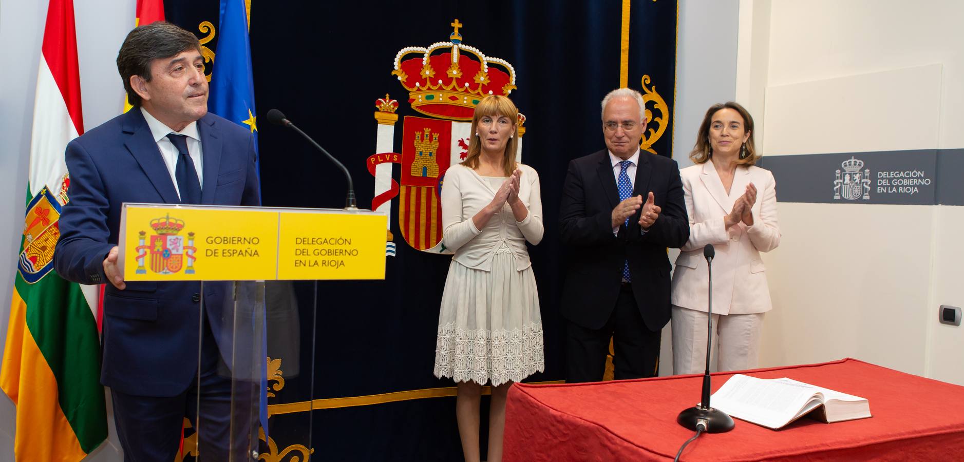 El nuevo delegado del Gobierno ha tomado posesión esta mañana en el edificio del Muro de la Mata de Logroño con toda una declaración de principios. «Yo amo a España», ha proclamado el socialista José Ignacio Pérez Sáenz, en la fase inicial de su intervención, ante un auditorio formado por una nutrida representación de la sociedad riojana, con el presidente José Ignacio Ceniceros a la cabeza, y repleto de militantes y altos cargos del PSOE, algunos de los cuales compartieron quehaceres con el titular de la Delegación del Gobierno cuando dominaba el otro palacete del Espolón, el de la Administración regional.