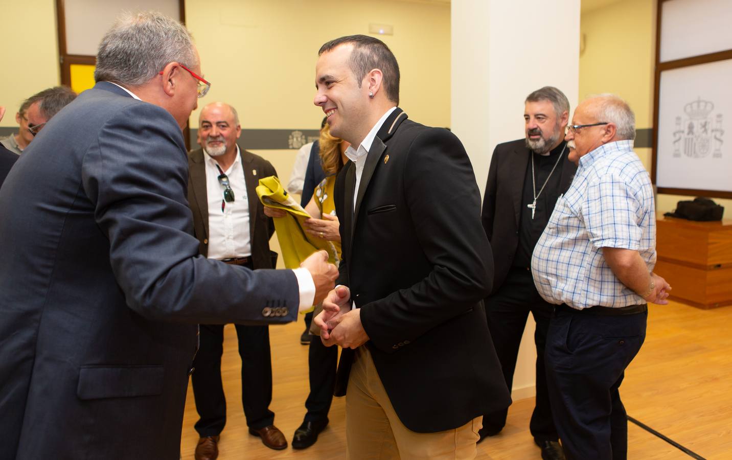 El nuevo delegado del Gobierno ha tomado posesión esta mañana en el edificio del Muro de la Mata de Logroño con toda una declaración de principios. «Yo amo a España», ha proclamado el socialista José Ignacio Pérez Sáenz, en la fase inicial de su intervención, ante un auditorio formado por una nutrida representación de la sociedad riojana, con el presidente José Ignacio Ceniceros a la cabeza, y repleto de militantes y altos cargos del PSOE, algunos de los cuales compartieron quehaceres con el titular de la Delegación del Gobierno cuando dominaba el otro palacete del Espolón, el de la Administración regional.