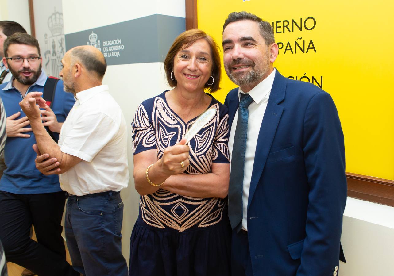 El nuevo delegado del Gobierno ha tomado posesión esta mañana en el edificio del Muro de la Mata de Logroño con toda una declaración de principios. «Yo amo a España», ha proclamado el socialista José Ignacio Pérez Sáenz, en la fase inicial de su intervención, ante un auditorio formado por una nutrida representación de la sociedad riojana, con el presidente José Ignacio Ceniceros a la cabeza, y repleto de militantes y altos cargos del PSOE, algunos de los cuales compartieron quehaceres con el titular de la Delegación del Gobierno cuando dominaba el otro palacete del Espolón, el de la Administración regional.