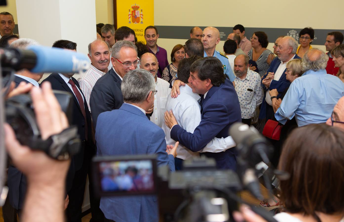 El nuevo delegado del Gobierno ha tomado posesión esta mañana en el edificio del Muro de la Mata de Logroño con toda una declaración de principios. «Yo amo a España», ha proclamado el socialista José Ignacio Pérez Sáenz, en la fase inicial de su intervención, ante un auditorio formado por una nutrida representación de la sociedad riojana, con el presidente José Ignacio Ceniceros a la cabeza, y repleto de militantes y altos cargos del PSOE, algunos de los cuales compartieron quehaceres con el titular de la Delegación del Gobierno cuando dominaba el otro palacete del Espolón, el de la Administración regional.