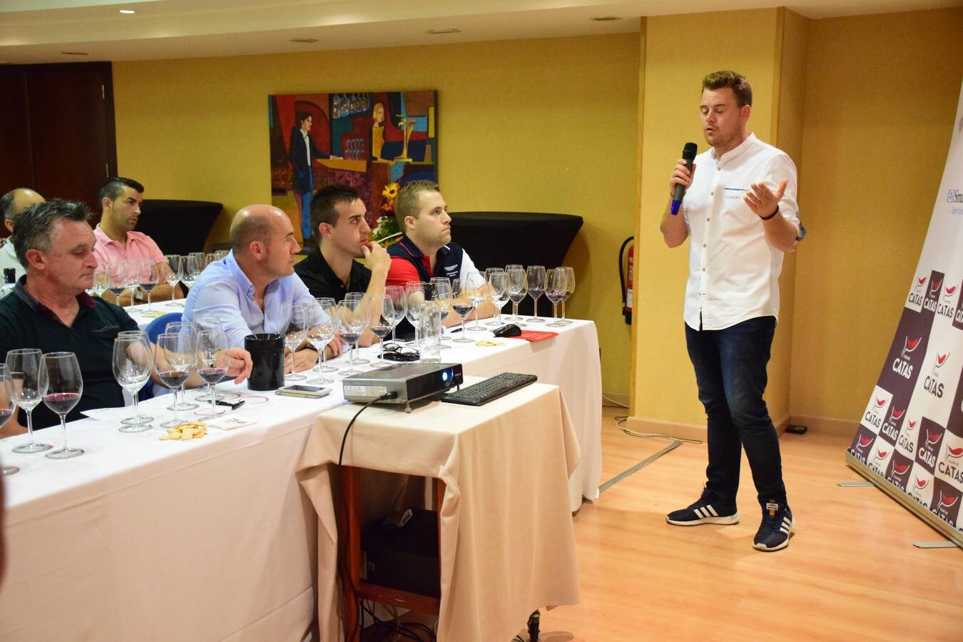 Fotos: José Gil, Bodegas Olmaza, y Miguel Eguíluz, Bodegas Cupani, protagonizaron el club de catas de lomejordelvinoderioja.com