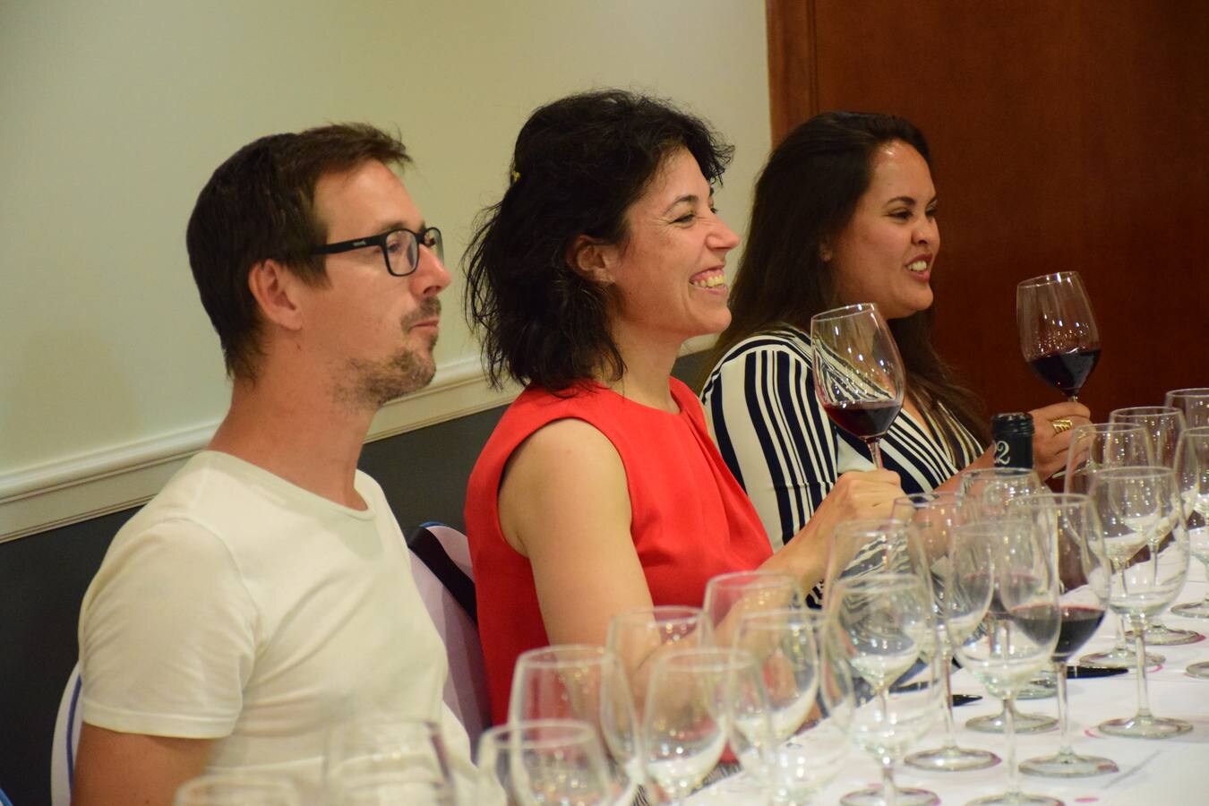 Fotos: José Gil, Bodegas Olmaza, y Miguel Eguíluz, Bodegas Cupani, protagonizaron el club de catas de lomejordelvinoderioja.com