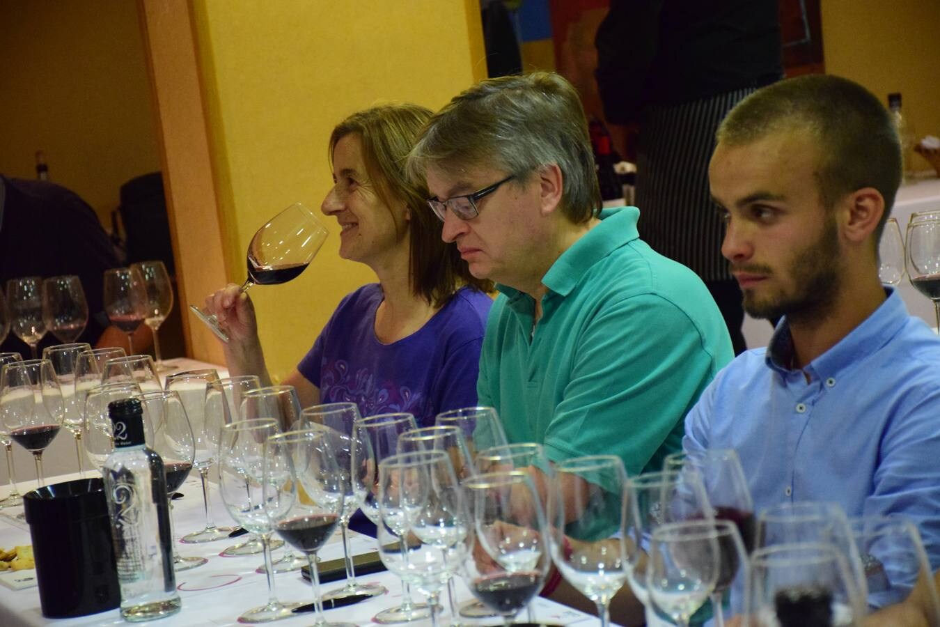 Fotos: José Gil, Bodegas Olmaza, y Miguel Eguíluz, Bodegas Cupani, protagonizaron el club de catas de lomejordelvinoderioja.com