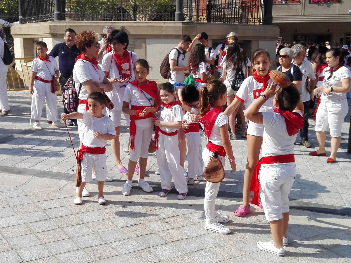 Fotos: La versión infantil de la batalla del vino en Haro