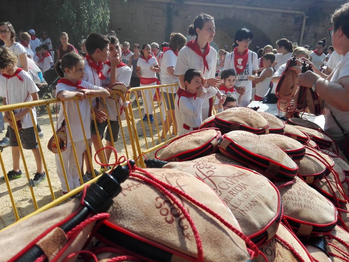 Fotos: La versión infantil de la batalla del vino en Haro