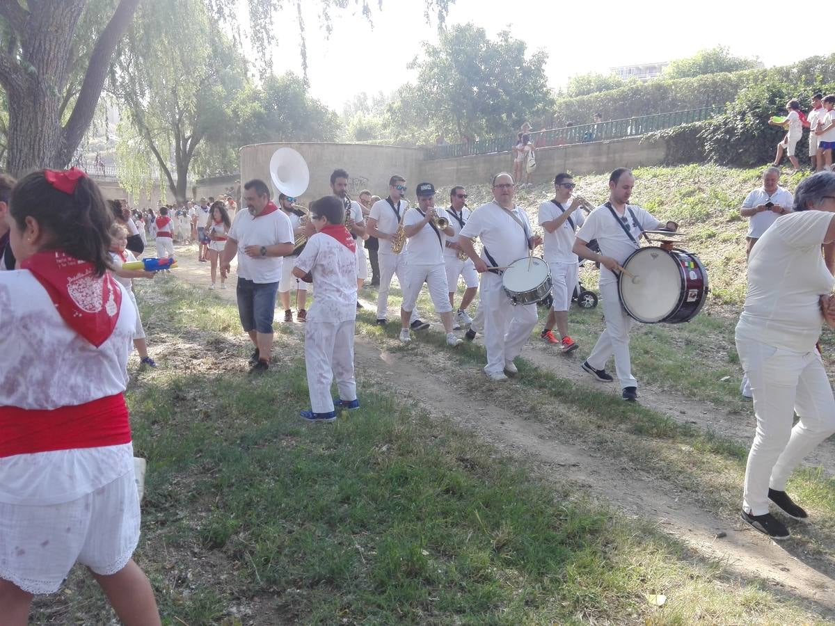 Fotos: La versión infantil de la batalla del vino en Haro