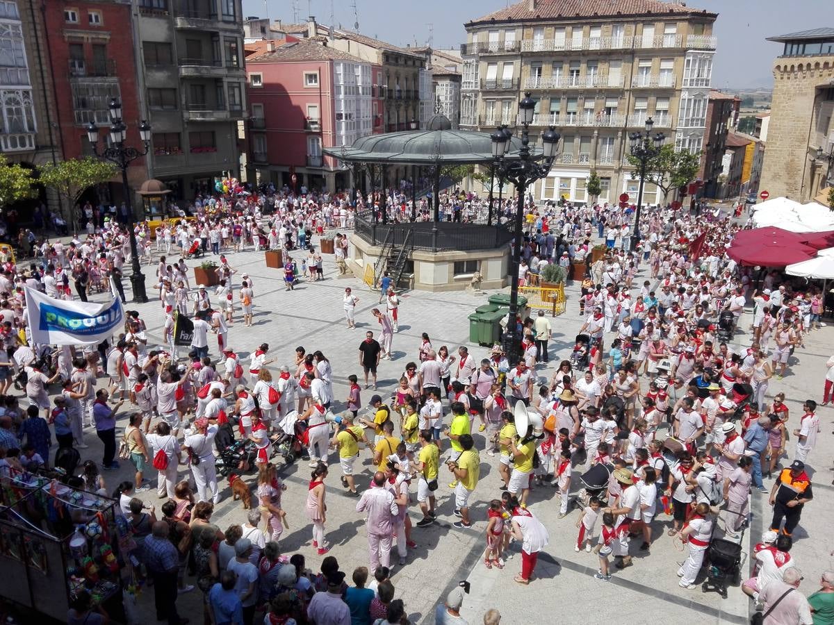 Fotos: La versión infantil de la batalla del vino en Haro