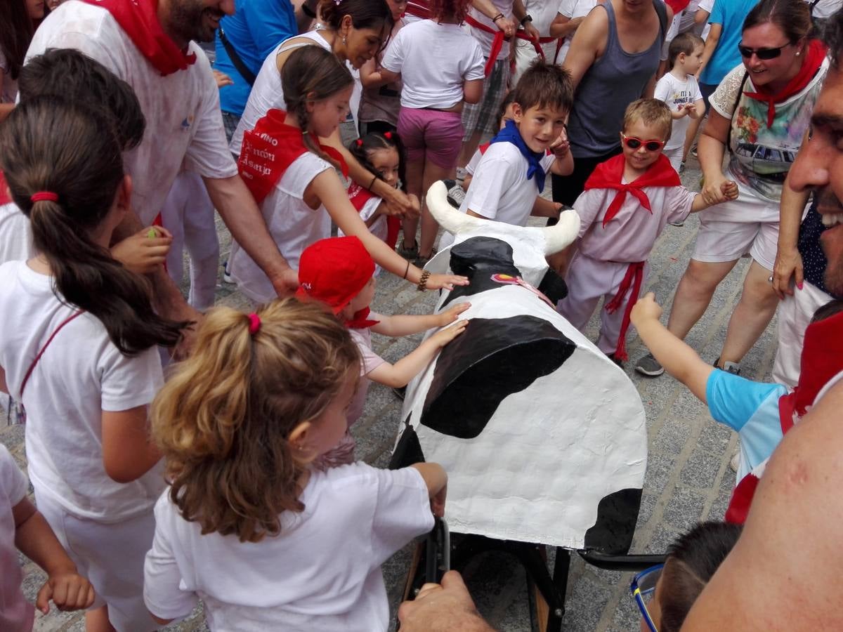 Fotos: La versión infantil de la batalla del vino en Haro