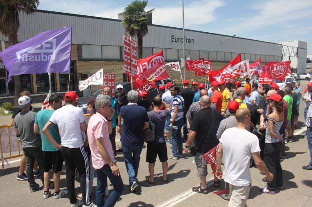 Decenas de trabajadores se concentraron ayer ante la empresa. :: E.p.