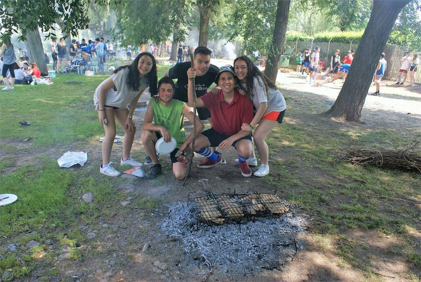 Tras los almuezos las fuerzas estaban muy enteras antes de dejarse llevar por el trance de las vueltas de San Pedro, que fueron una gran fiesta ya que ni la lluvia doblegó los ánimos de los najerinos.