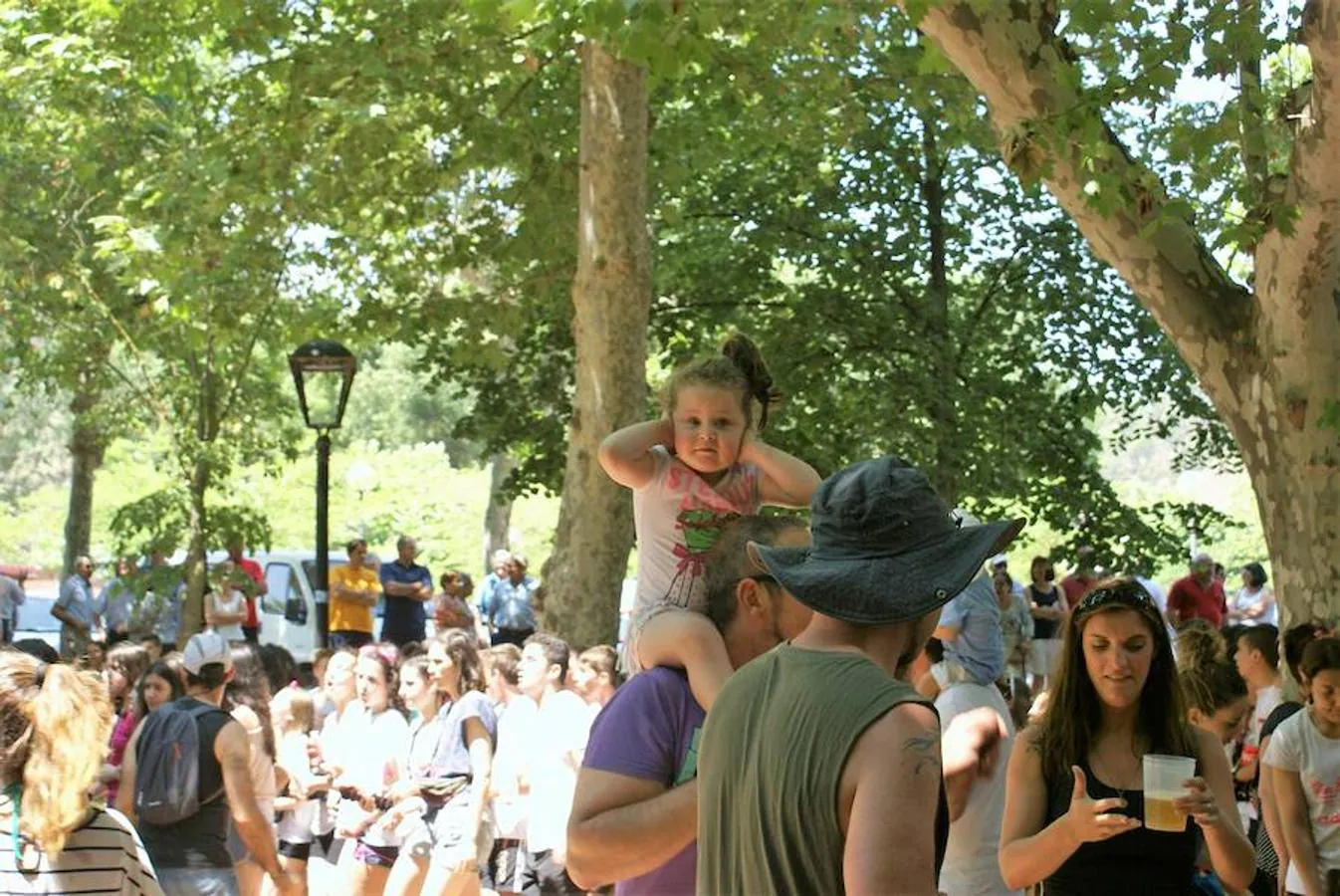 Tras los almuezos las fuerzas estaban muy enteras antes de dejarse llevar por el trance de las vueltas de San Pedro, que fueron una gran fiesta ya que ni la lluvia doblegó los ánimos de los najerinos.