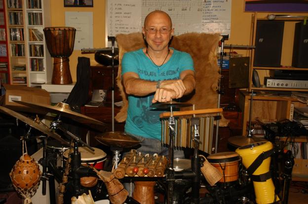 Tommy Caggiani en uno de sus sets de percusión. :: 