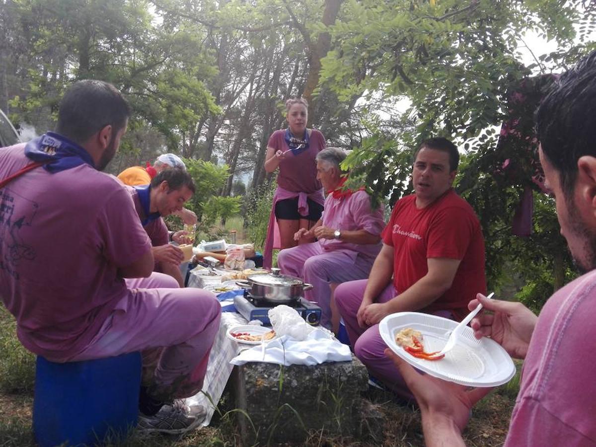 Unas 12.000 personas, siempre con datos de la Policía Local, toman los Riscos de Bilibio para participar en la Batalla del Vino del Haro