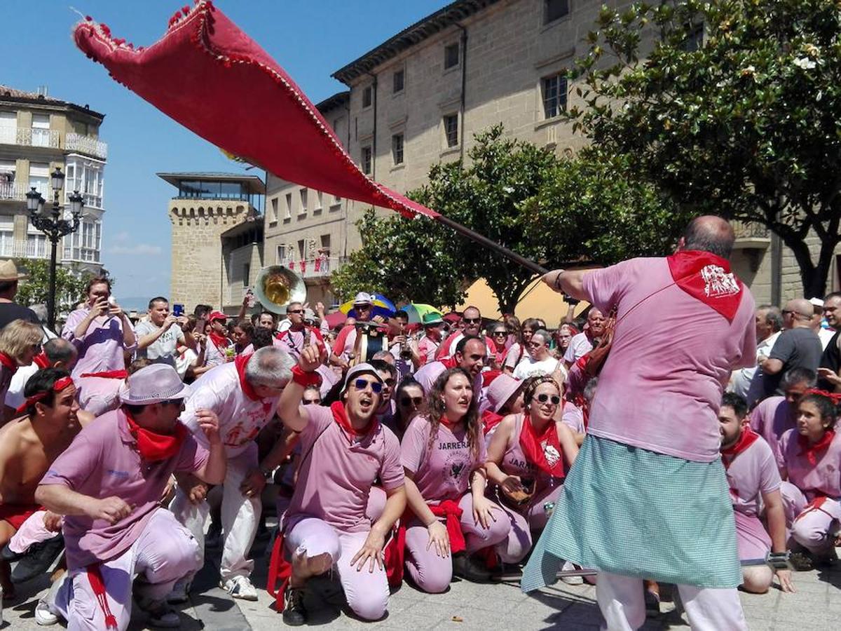 Unas 12.000 personas, siempre con datos de la Policía Local, toman los Riscos de Bilibio para participar en la Batalla del Vino del Haro