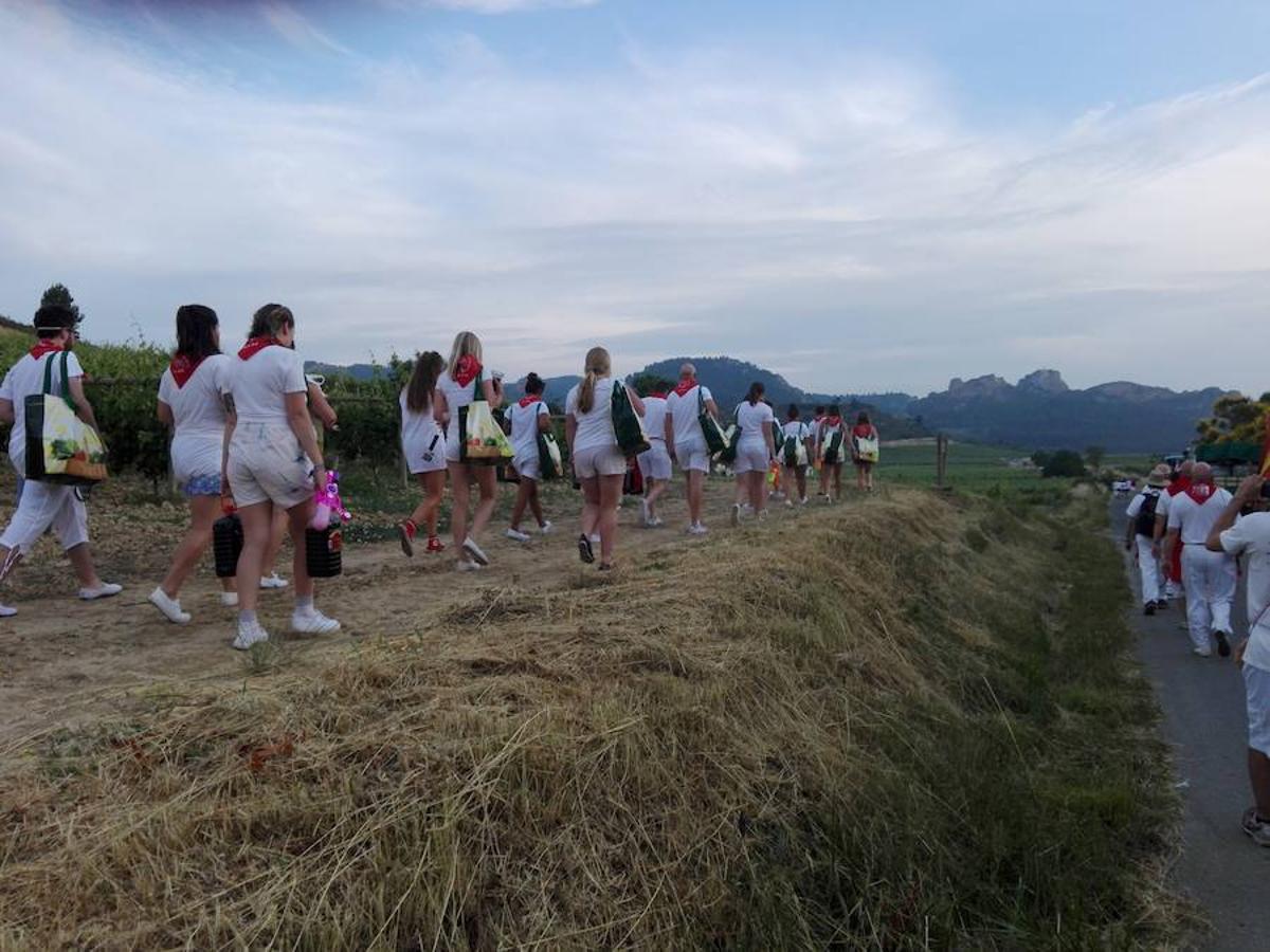 Unas 12.000 personas, siempre con datos de la Policía Local, toman los Riscos de Bilibio para participar en la Batalla del Vino del Haro