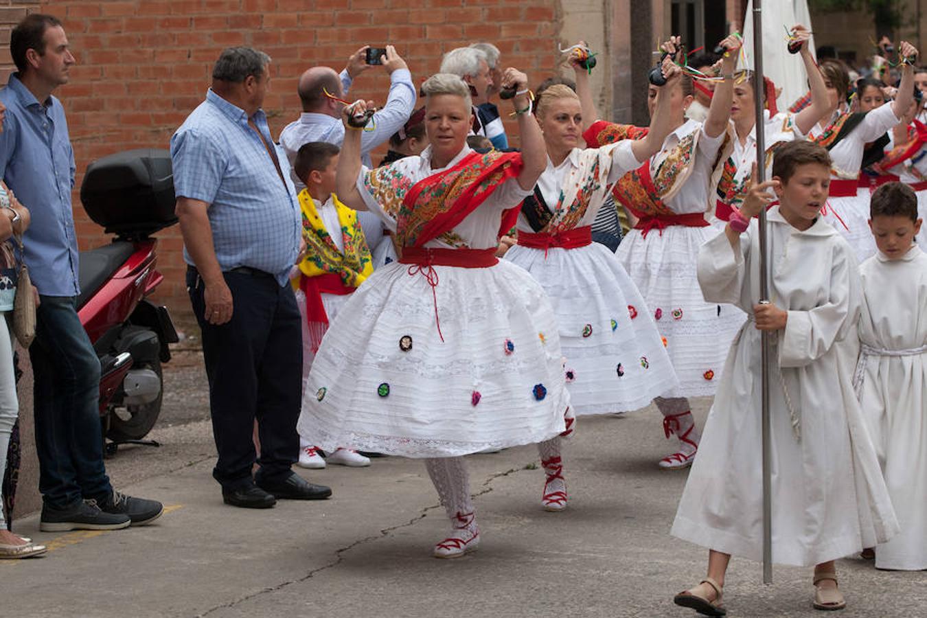 Procesión y misa con la danza del santo en la festiva Lardero en una multitudinaria procesión.