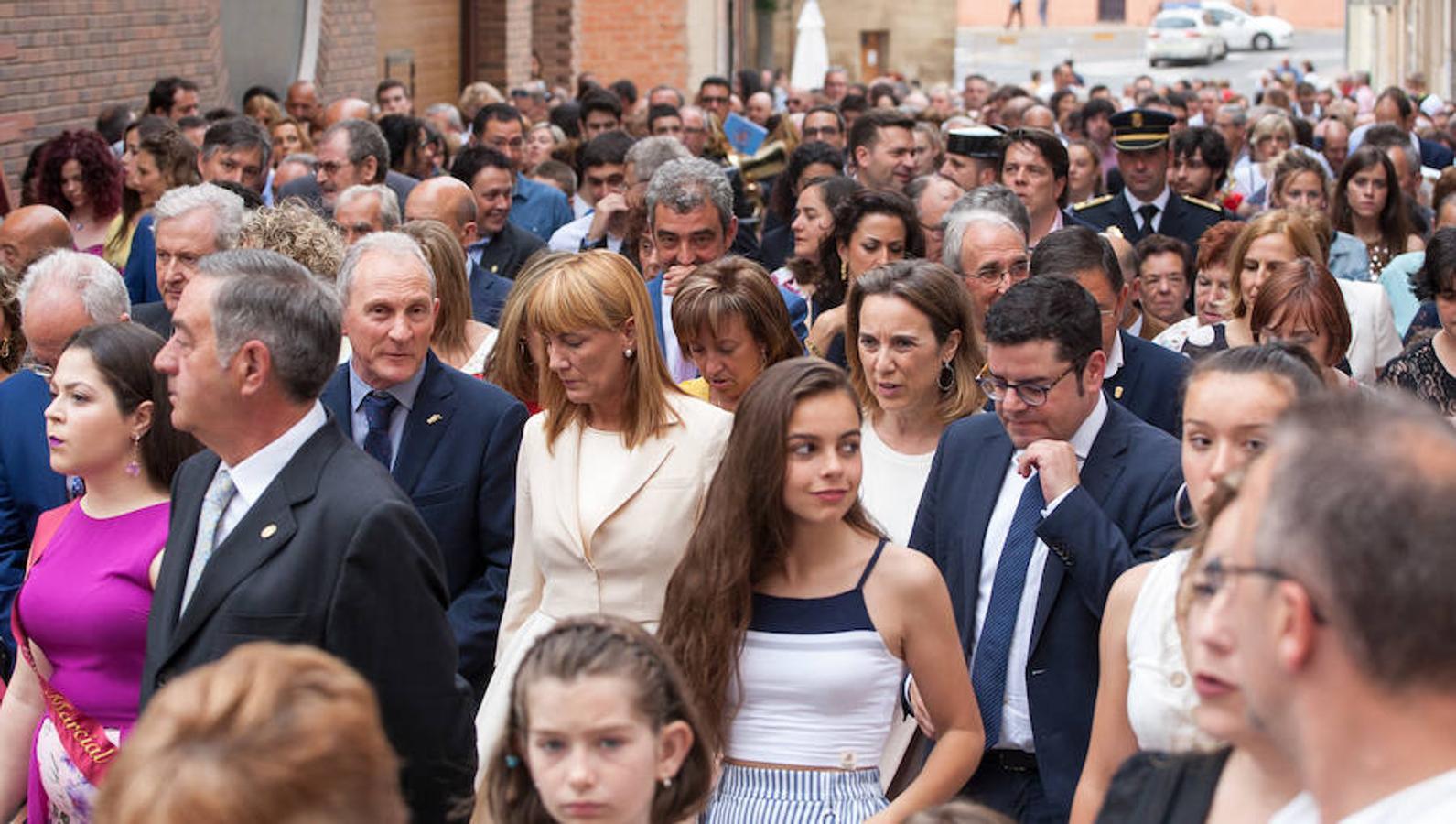 Procesión y misa con la danza del santo en la festiva Lardero en una multitudinaria procesión.