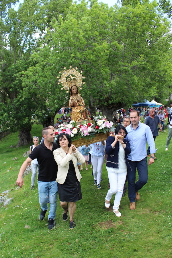 Más de dos mil personas han asistido hoy al reparto de la «Caridad grande» en la ermita de la Virgen de Lomos de Orio, en Villoslada de Cameros.